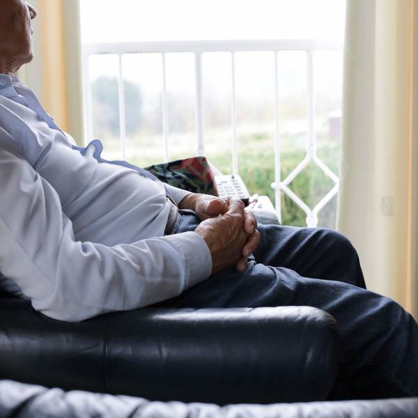 Ein alter Mann sitzt in einer Wohnung. (Illustration zu dpa "Fast sechs Millionen Senioren leben alleine in ihrer Wohnung") +++ dpa-Bildfunk +++