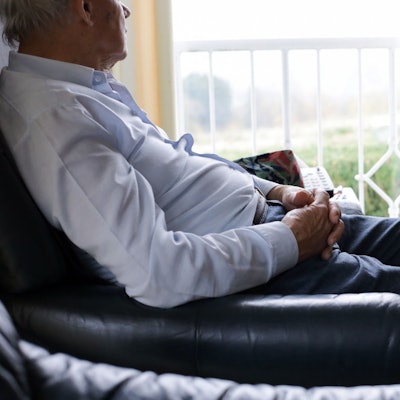 Ein alter Mann sitzt in einer Wohnung. (Illustration zu dpa "Fast sechs Millionen Senioren leben alleine in ihrer Wohnung") +++ dpa-Bildfunk +++