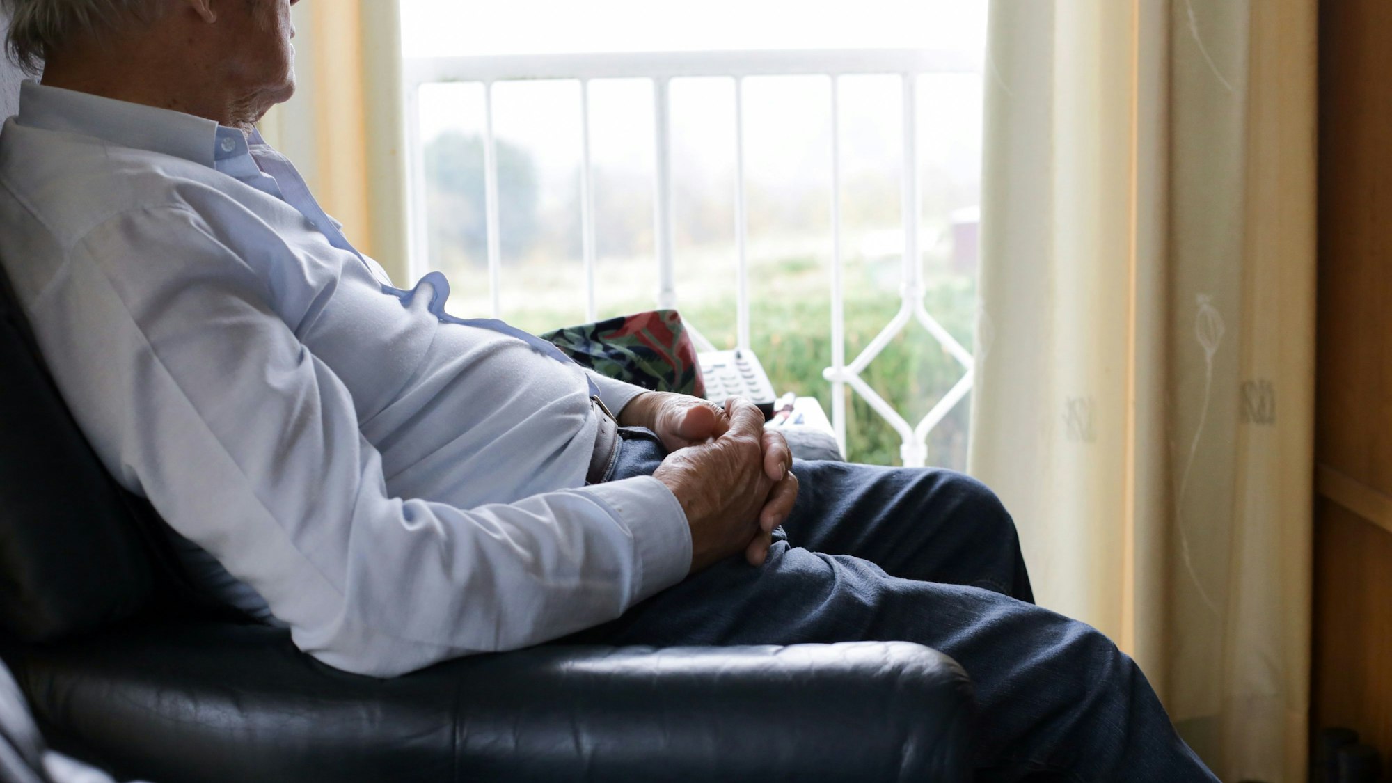 Ein alter Mann sitzt in einer Wohnung. (Illustration zu dpa "Fast sechs Millionen Senioren leben alleine in ihrer Wohnung") +++ dpa-Bildfunk +++