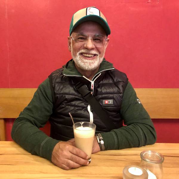 Bärtiger Mann mit Latte Macchiato.