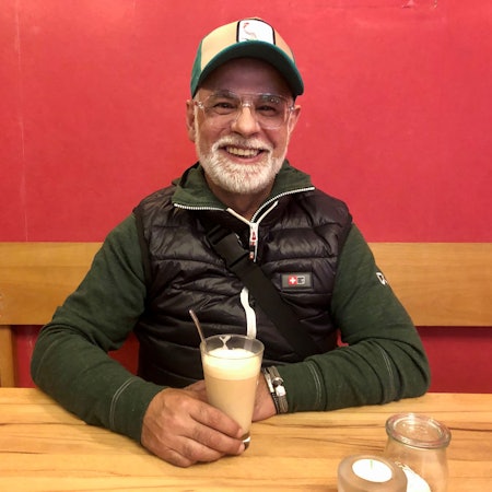 Bärtiger Mann mit Latte Macchiato.