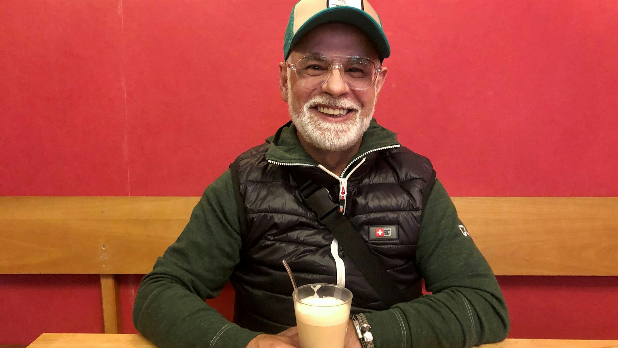 Bärtiger Mann mit Latte Macchiato.