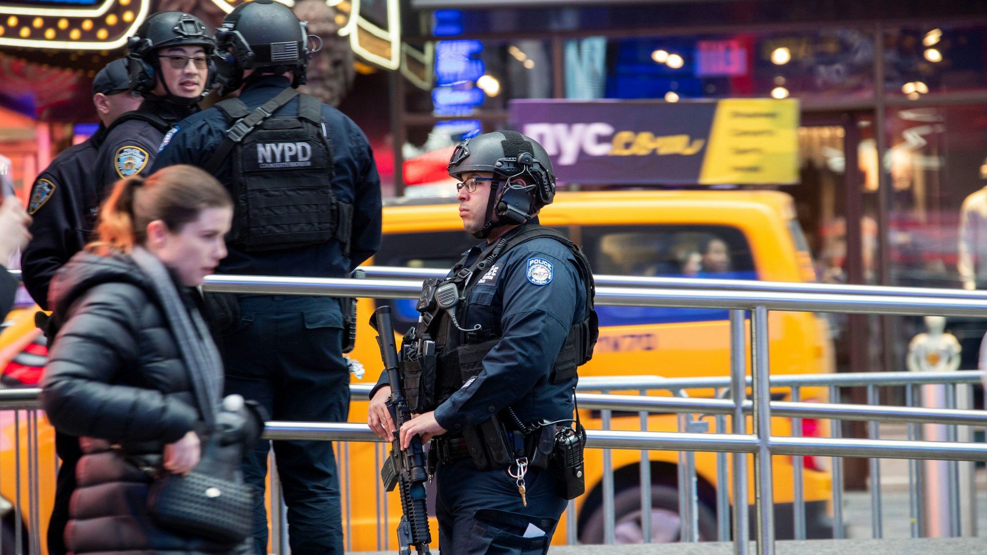 Schwer bewaffnete Polizisten stehen in New York.