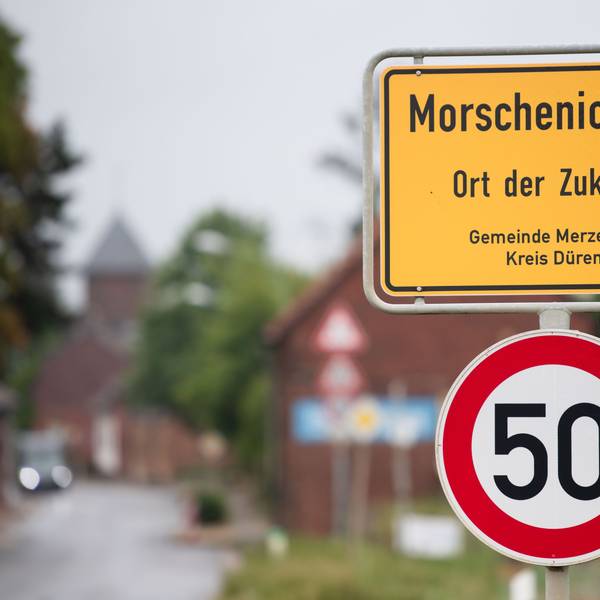 21.07.2022, Nordrhein-Westfalen, Morschenich: Das Ortseingangsschild von Morschenich-Alt. Der kleine Ort Morschenich am Tagebau Hambach sollte den Braunkohlebaggern weichen. Doch dieses Vorhaben wurde aufgeben.
