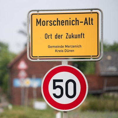 21.07.2022, Nordrhein-Westfalen, Morschenich: Das Ortseingangsschild von Morschenich-Alt. Der kleine Ort Morschenich am Tagebau Hambach sollte den Braunkohlebaggern weichen. Doch dieses Vorhaben wurde aufgeben.
