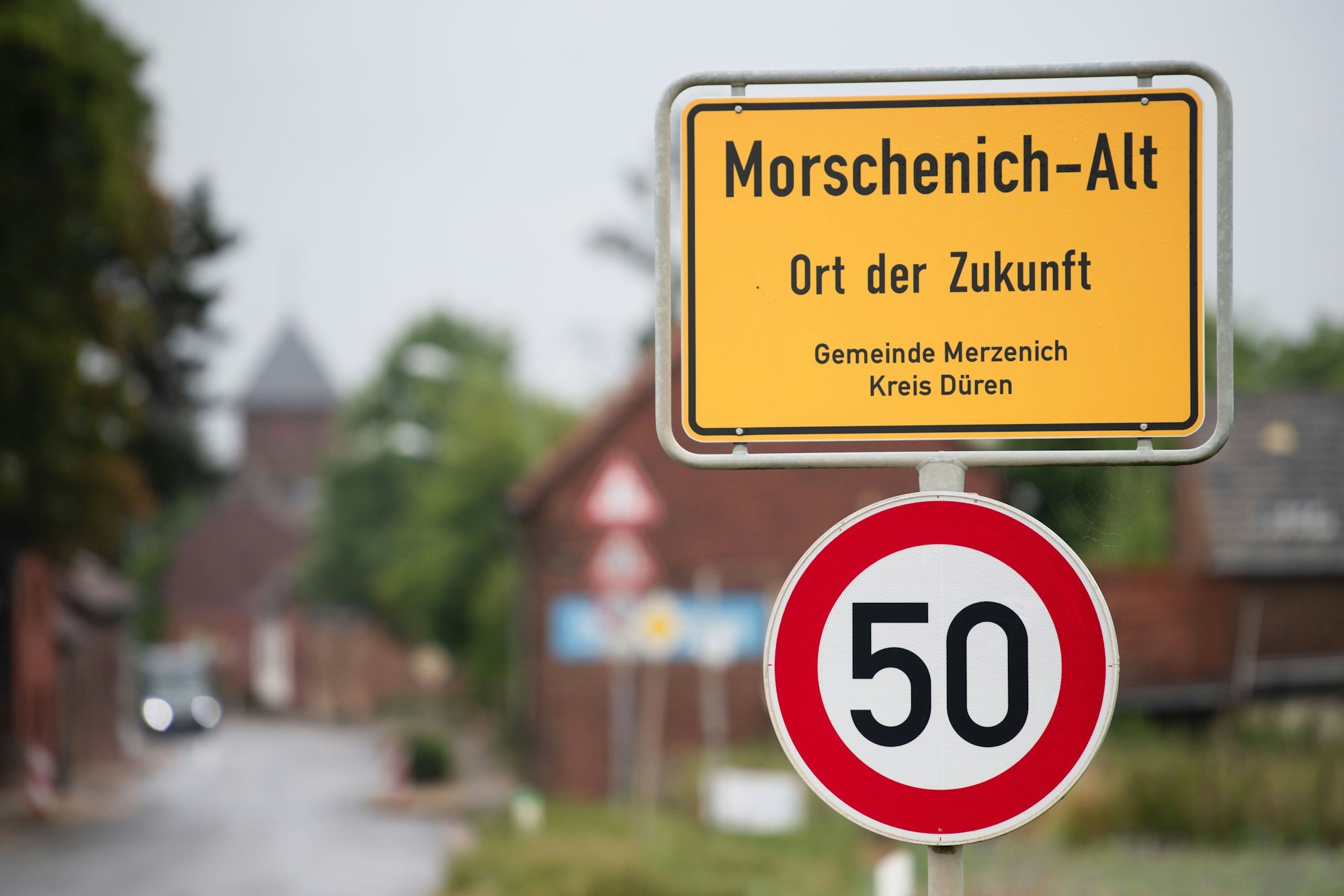 21.07.2022, Nordrhein-Westfalen, Morschenich: Das Ortseingangsschild von Morschenich-Alt. Der kleine Ort Morschenich am Tagebau Hambach sollte den Braunkohlebaggern weichen. Doch dieses Vorhaben wurde aufgeben. Jetzt wollen die Planer dem schon fast verwaisten Ort neues Leben einhauchen (zu dpa «Der Ort der bleibt: Tagebau-Dorf Morschenich sucht eine Zukunft») Foto: Marius Becker/dpa +++ dpa-Bildfunk +++