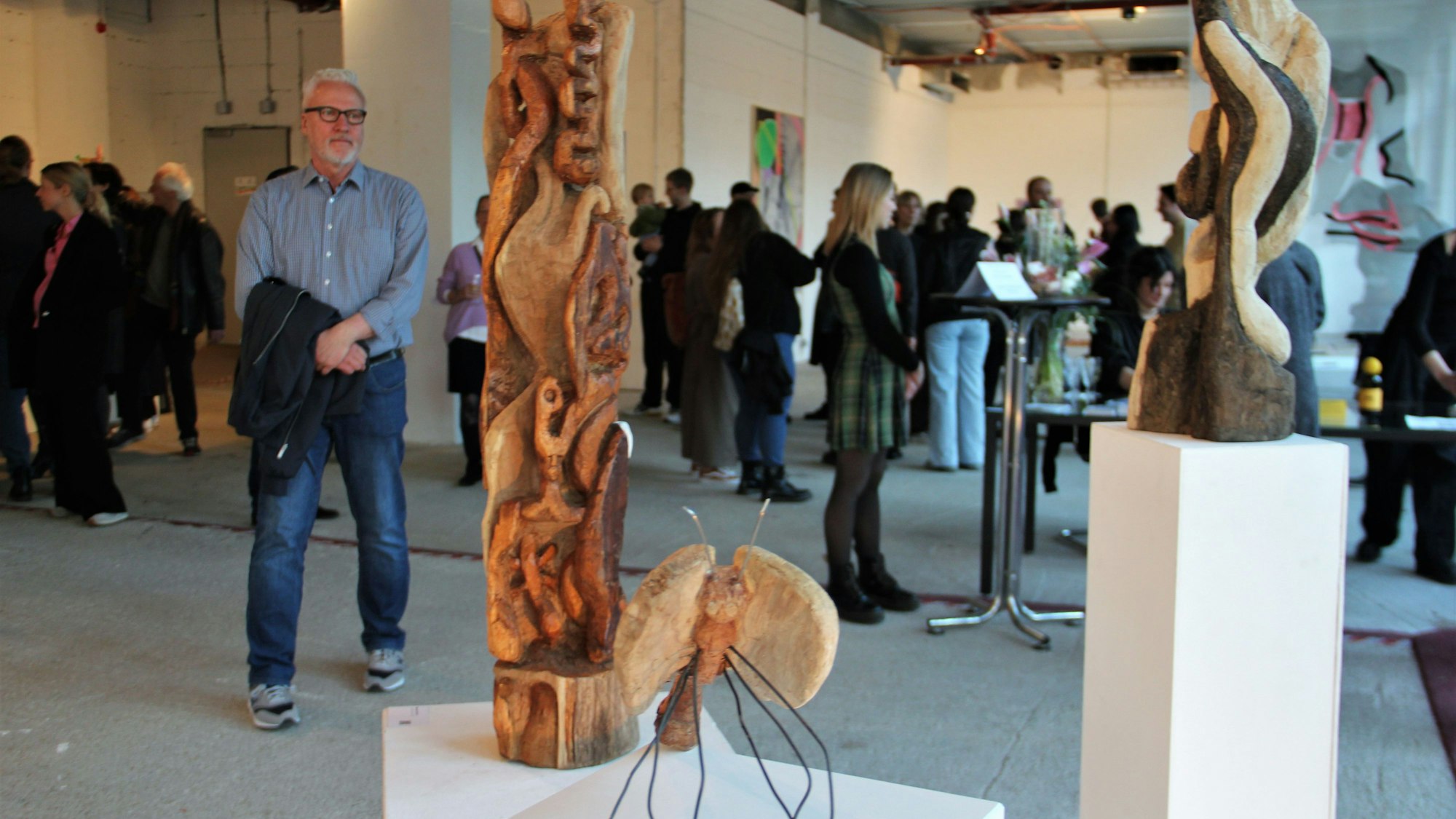 Die Holz-Skulpturen von Markus Schorn stehen auf Podesten.