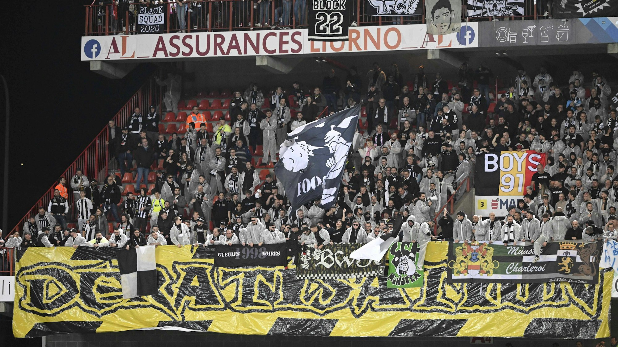 Fans von Sporting Charleroi im Gästeblock des Stadions von Standard Lüttich.