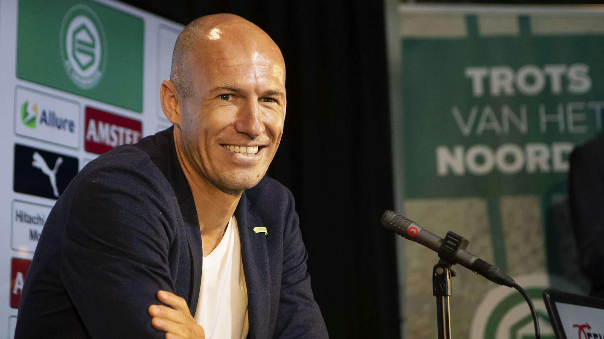Arjen Robben spricht auf einer Pressekonferenz.