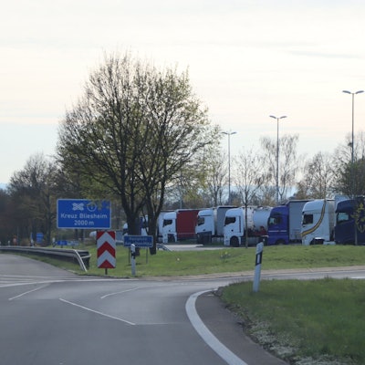 Das Bild zeigt die Einfahrt zum Rastplatz Am alten Hau