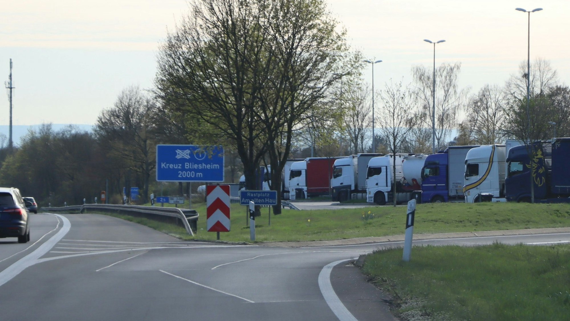 Das Bild zeigt die Einfahrt zum Rastplatz Am alten Hau