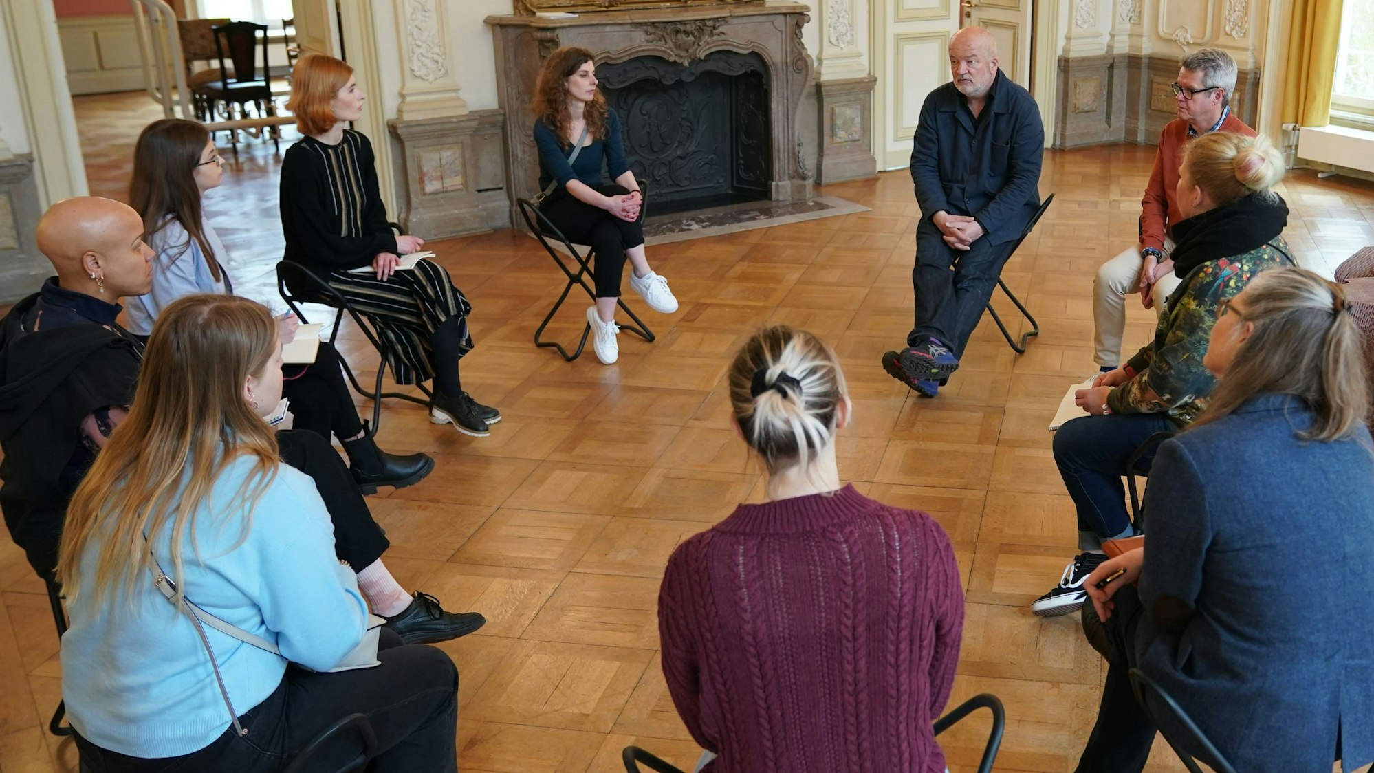 Die Studierenden der Heinrich-Heinrich-Universität Düsseldorf beim Blockseminar zur Kunstvermittlung und zum Kunstmanagement im Museum Morsbroich - unter anderem mit Museumsdirektor Jörg van den Berg (hinten rechts) und Lucia Riemenschnitter (hinten links vor dem Kamin).