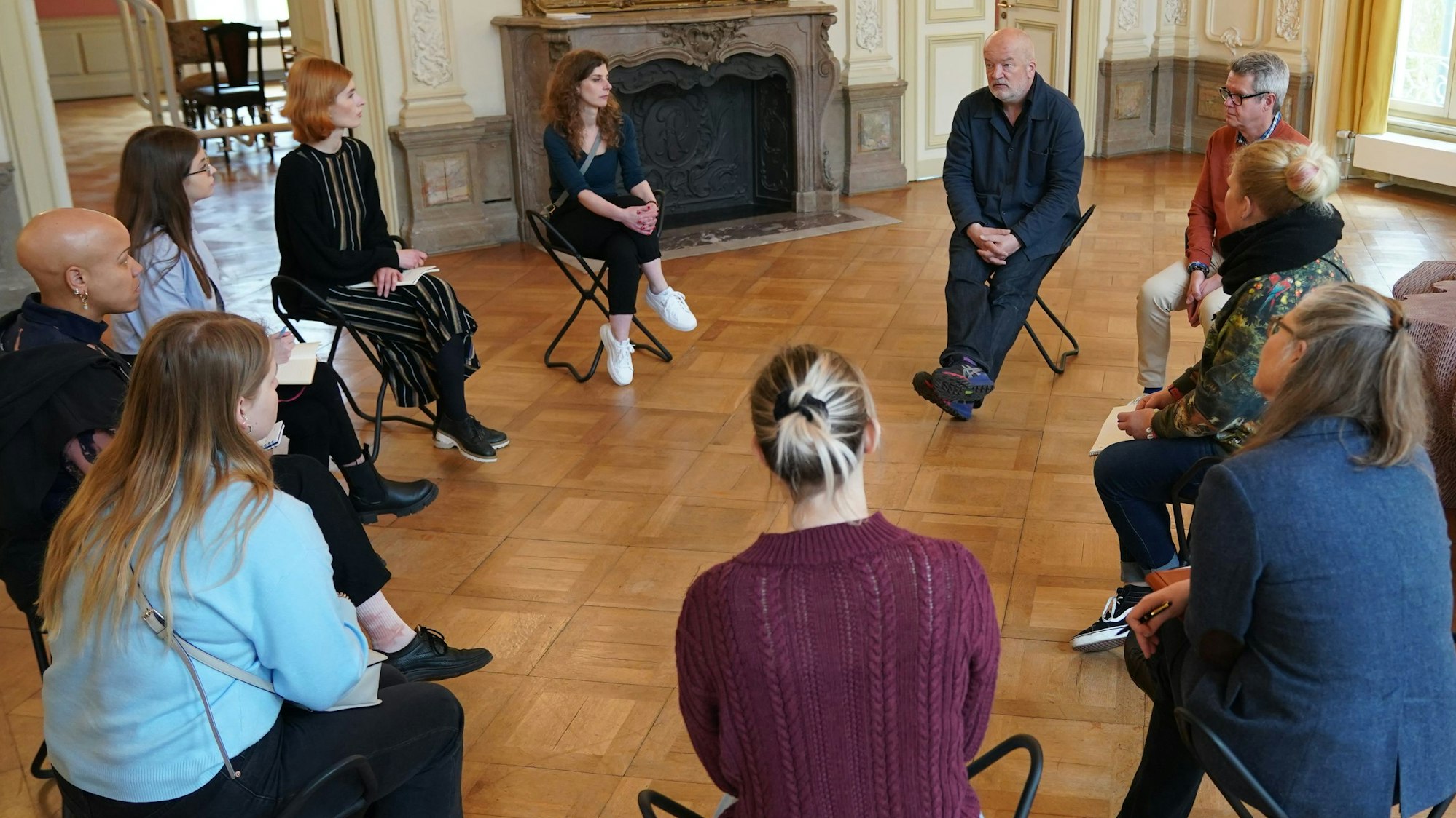 Die Studierenden im Spiegelsaal.