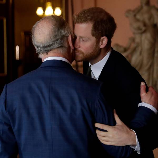 Prinz Harry und der damalige Prinz Charles begrüßen sich mit Wangenkuss.