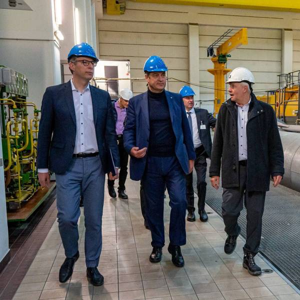 Bayerns Ministerpräsident Markus Söder beim Besuch des nun abgeschalteten Atomkraftwerks Isar 2 am 13. März.
