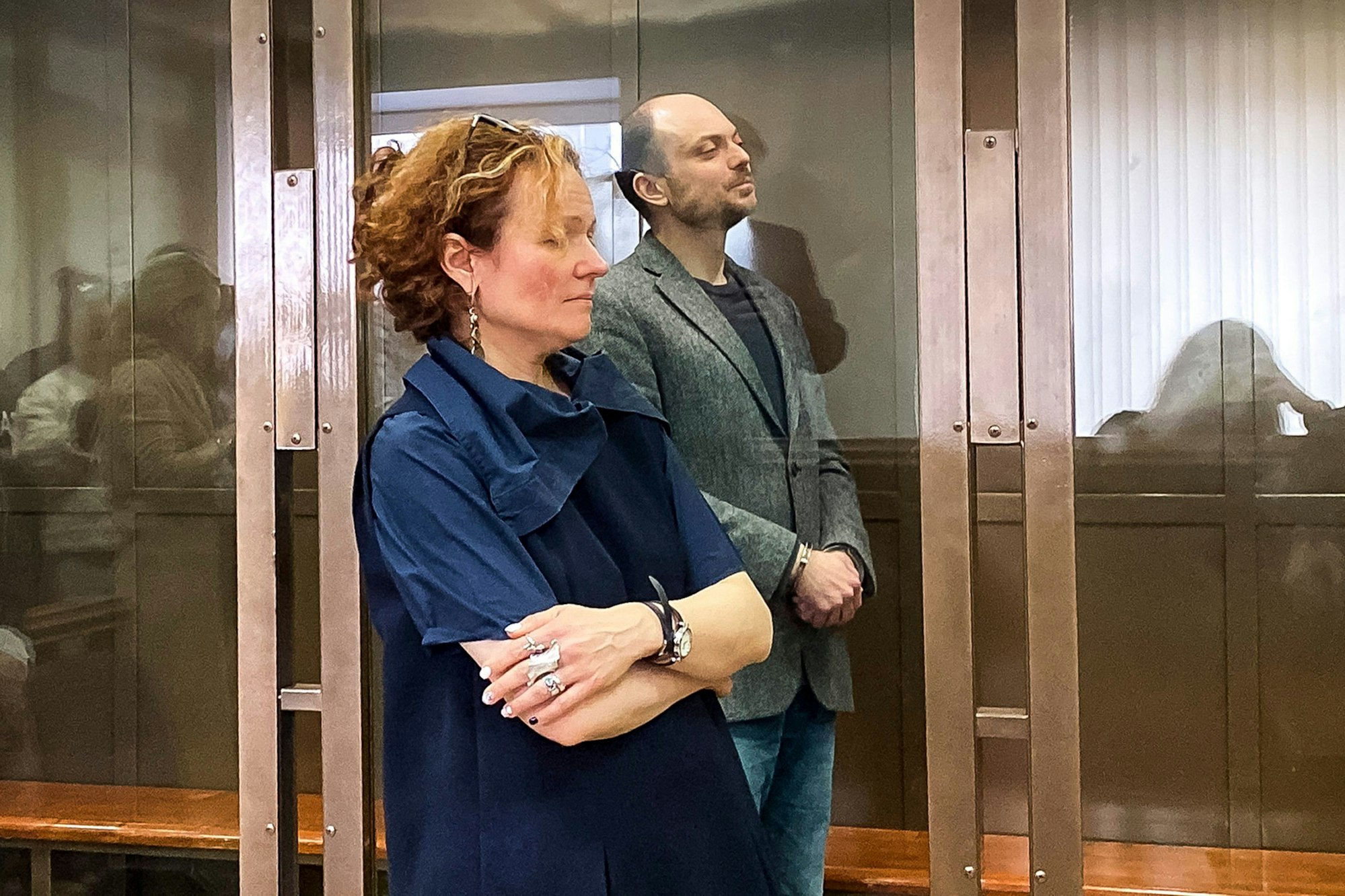 Wladimir Kara-Mursa (hinten) steht während der Urteilsverkündung in einem Glaskäfig neben seiner Anwältin Maria Eismont in einem Gerichtssaal des Moskauer Stadtgerichts.