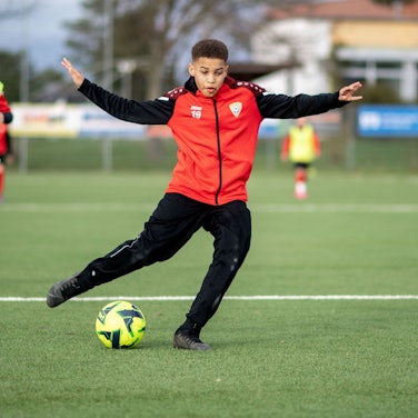 Zwei Talente verlassen die JSG Erft 01 Euskirchen und schließen sich Bayer Leverkusen an.