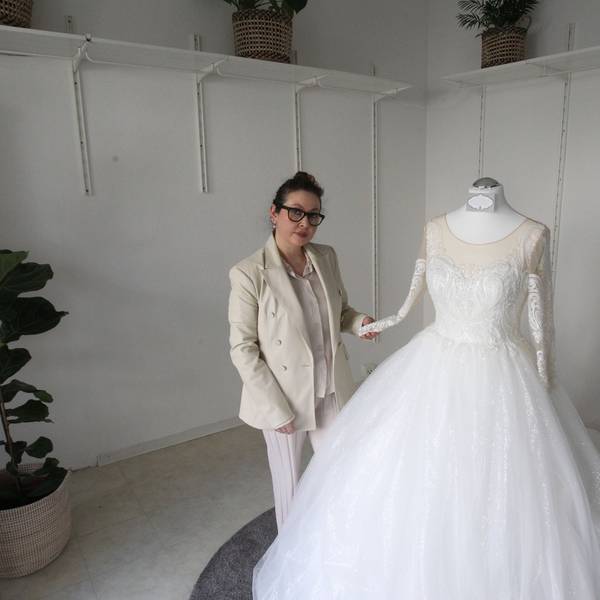 Ahdia Hosseini mit einem Brautkleid, welches die Täter zurückgelassen haben.