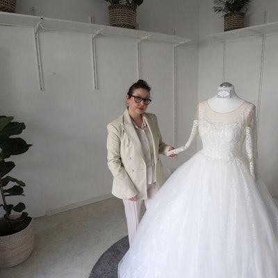 Ahdia Hosseini mit einem Brautkleid, welches die Täter zurückgelassen haben.