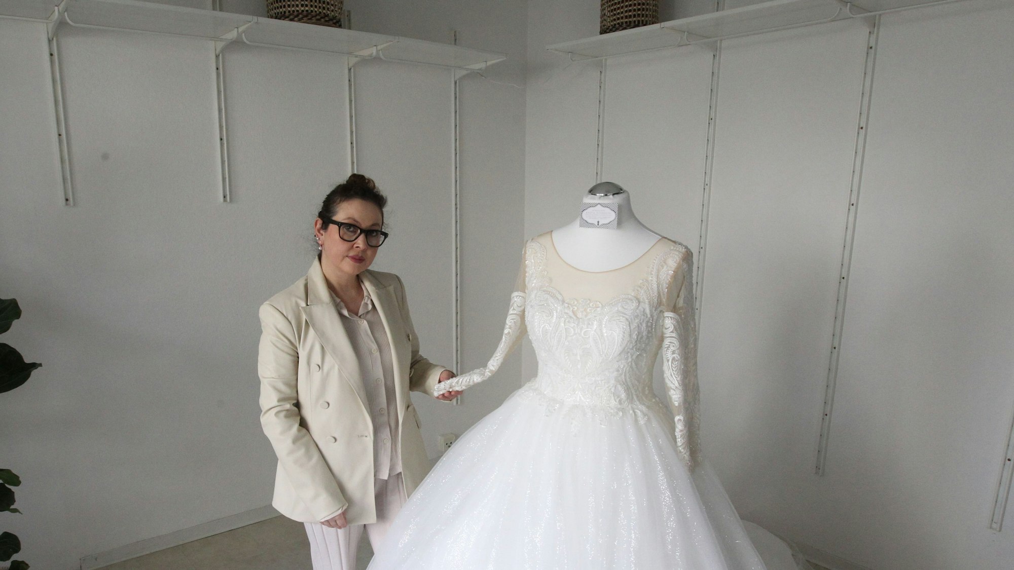 Ahdia Hosseini mit einem Brautkleid, welches die Täter zurückgelassen haben.