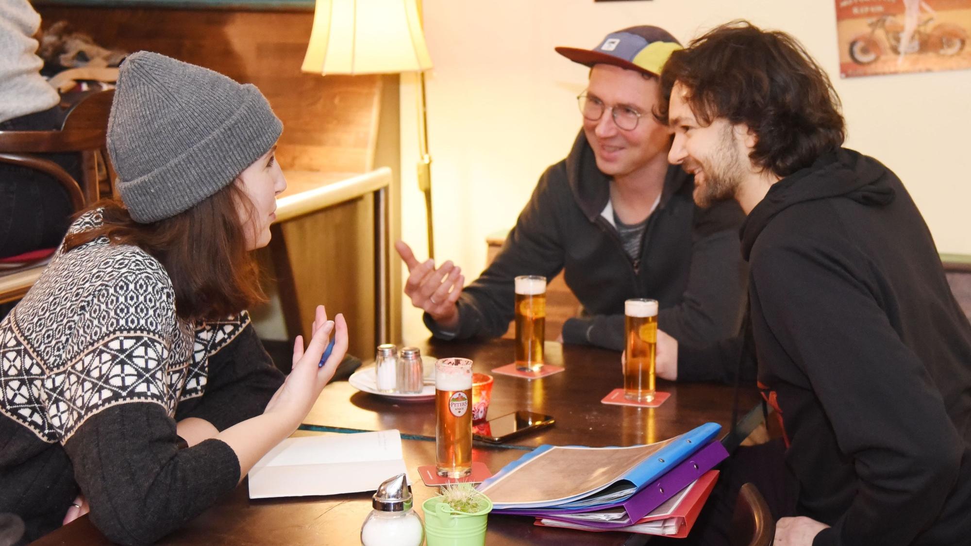 Redakteurin Anna Westkämper interviewt Mitglieder der Band „Krawumm“.