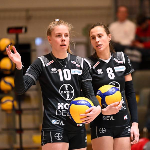 11.12.2022,-Volleyball-Bayer Leverkusen-Schwerin
links: Charlotta Werscheck (Bayer)
rechts: Jule Hellmann (Bayer)
Foto: Uli Herhaus