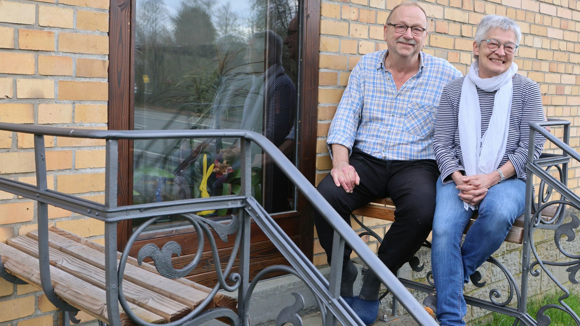 In dem Haus leben Barbara und Winfried Vogel, jüngst hat das Rossenbacher Paar ein altes Geländer mit eingelassener Bank restauriert.