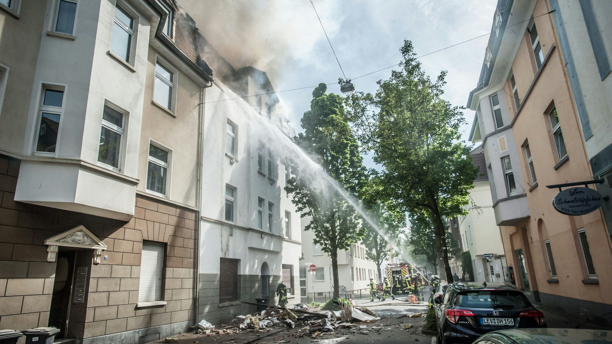 Brand nach Explosion Opladen feuerwehr löscht. Foto: Ralf Krieger