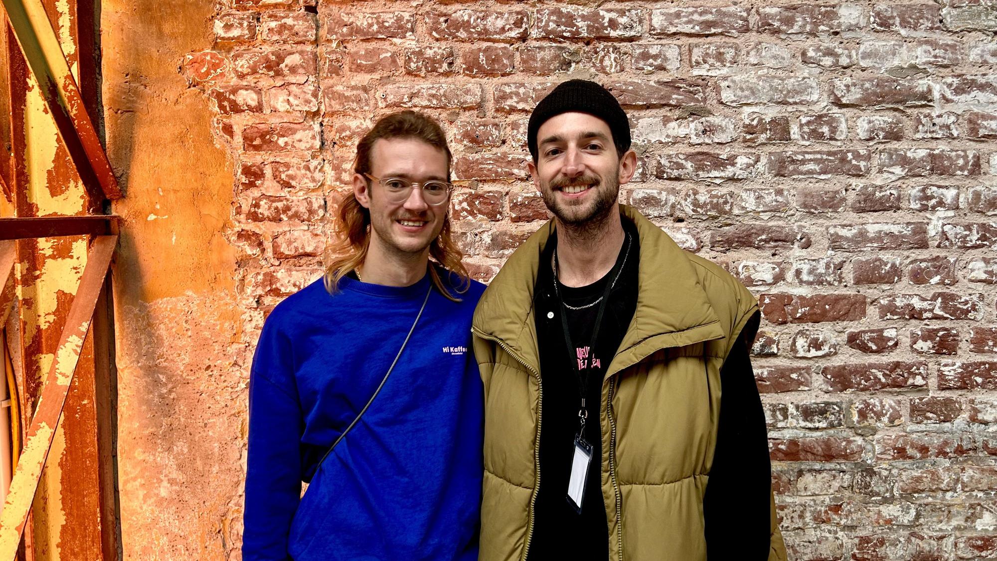 Joshua von Söhnen (links) und Patrik Thies stehen während des Festivals in der Rufffactory.