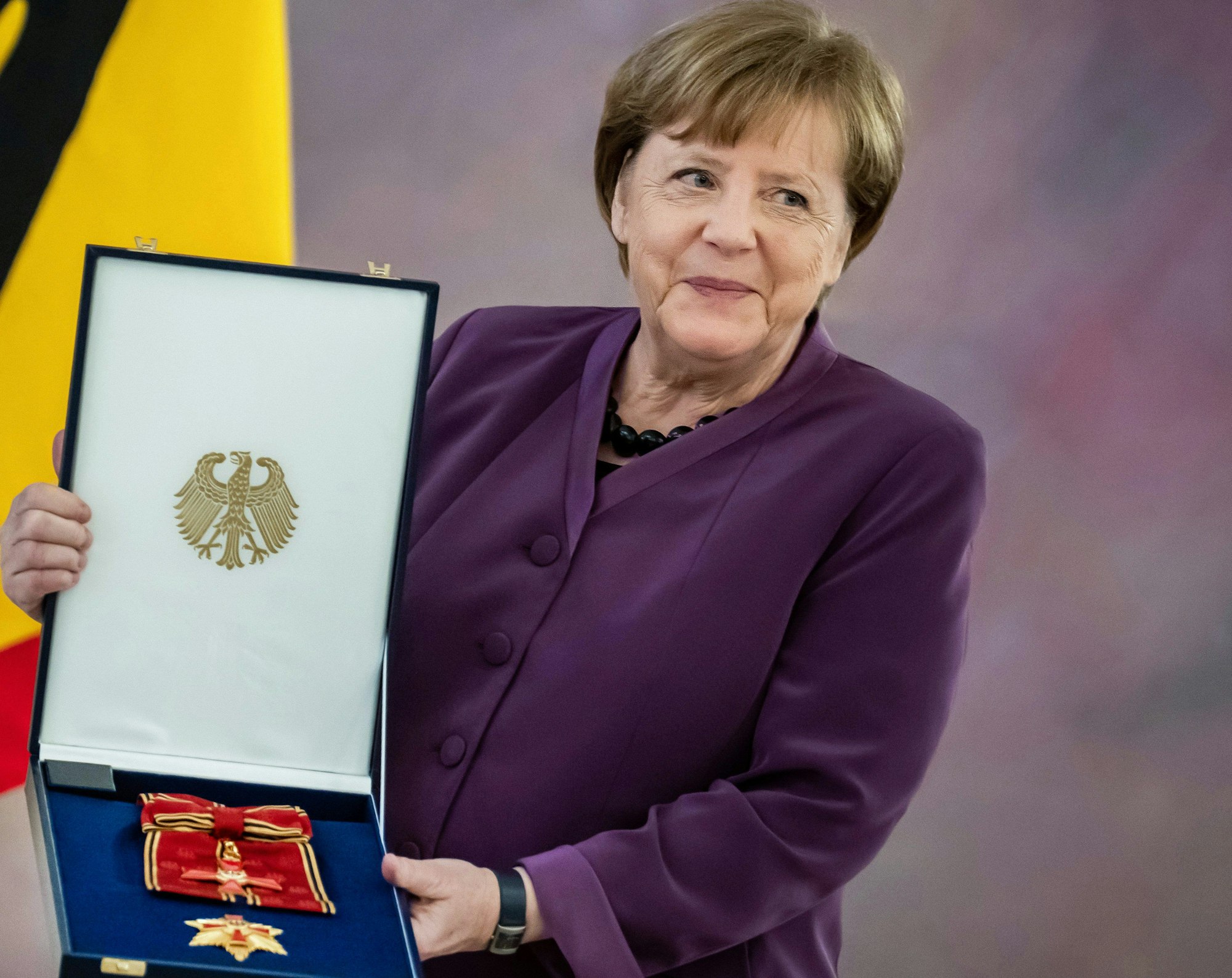 Angela Merkel, (CDU), ehemalige Bundeskanzlerin, hält das Großkreuz des Verdienstordens der Bundesrepublik Deutschland in besonderer Ausführung.