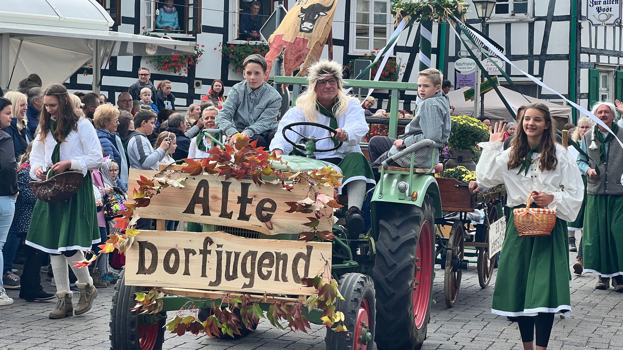 Traktor zieht einen Festwagen beim Erntedank- und Heimatfest in Witzhelden am 2. Oktober 2022.