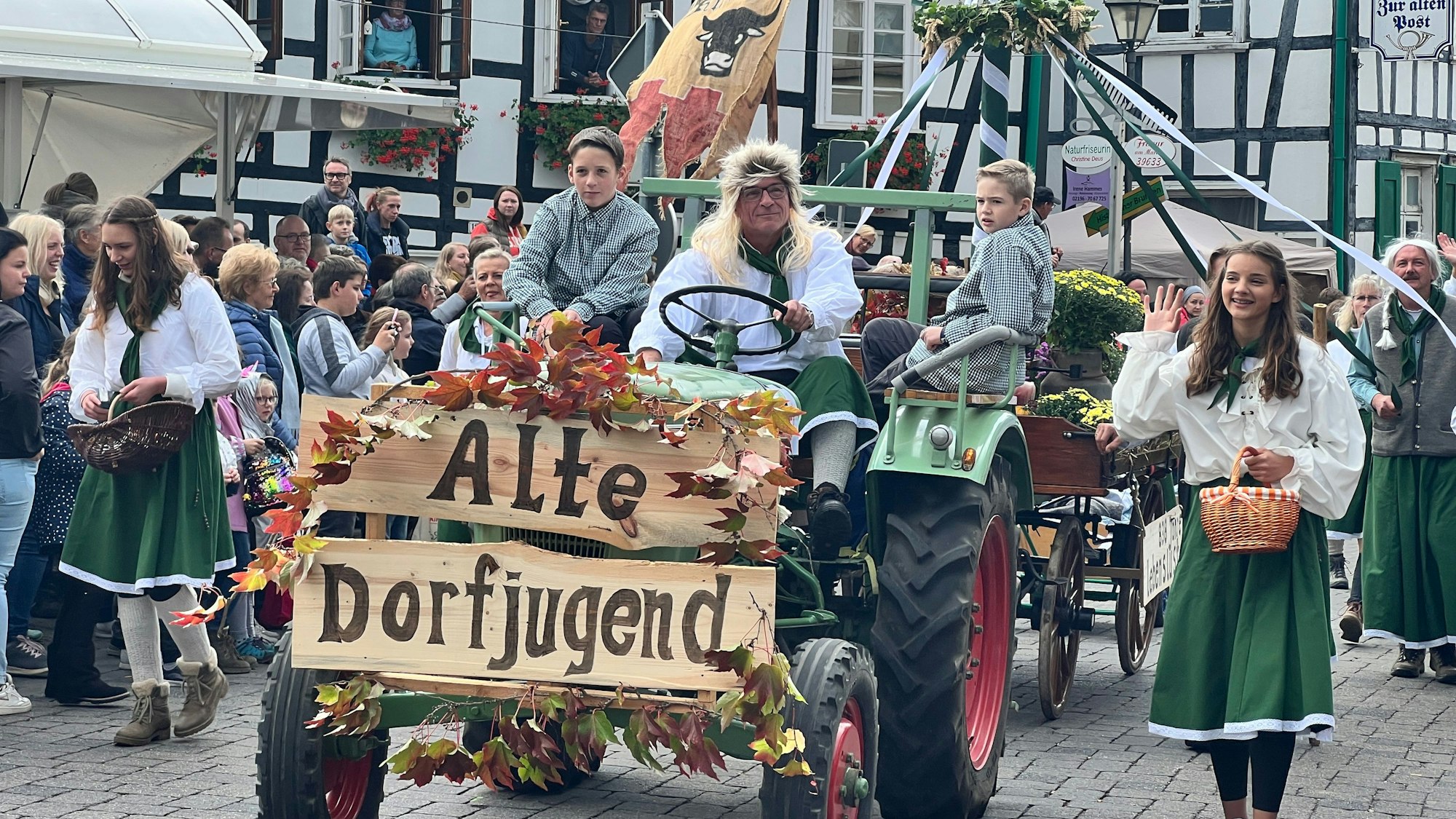 Traktor zieht einen Festwagen beim Erntedank- und Heimatfest in Witzhelden am 2. Oktober 2022.