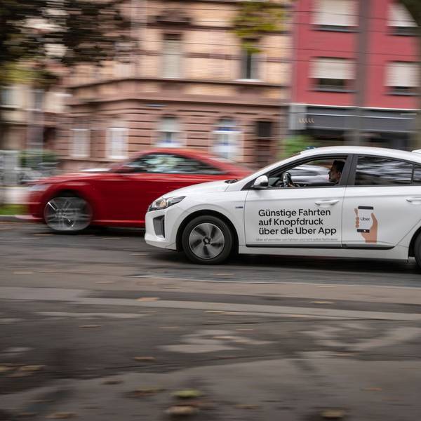 Ein Uber-Fahrzeug ist auf der Straße unterwegs.