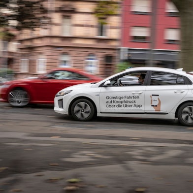 Ein Uber-Fahrzeug ist auf der Straße unterwegs.