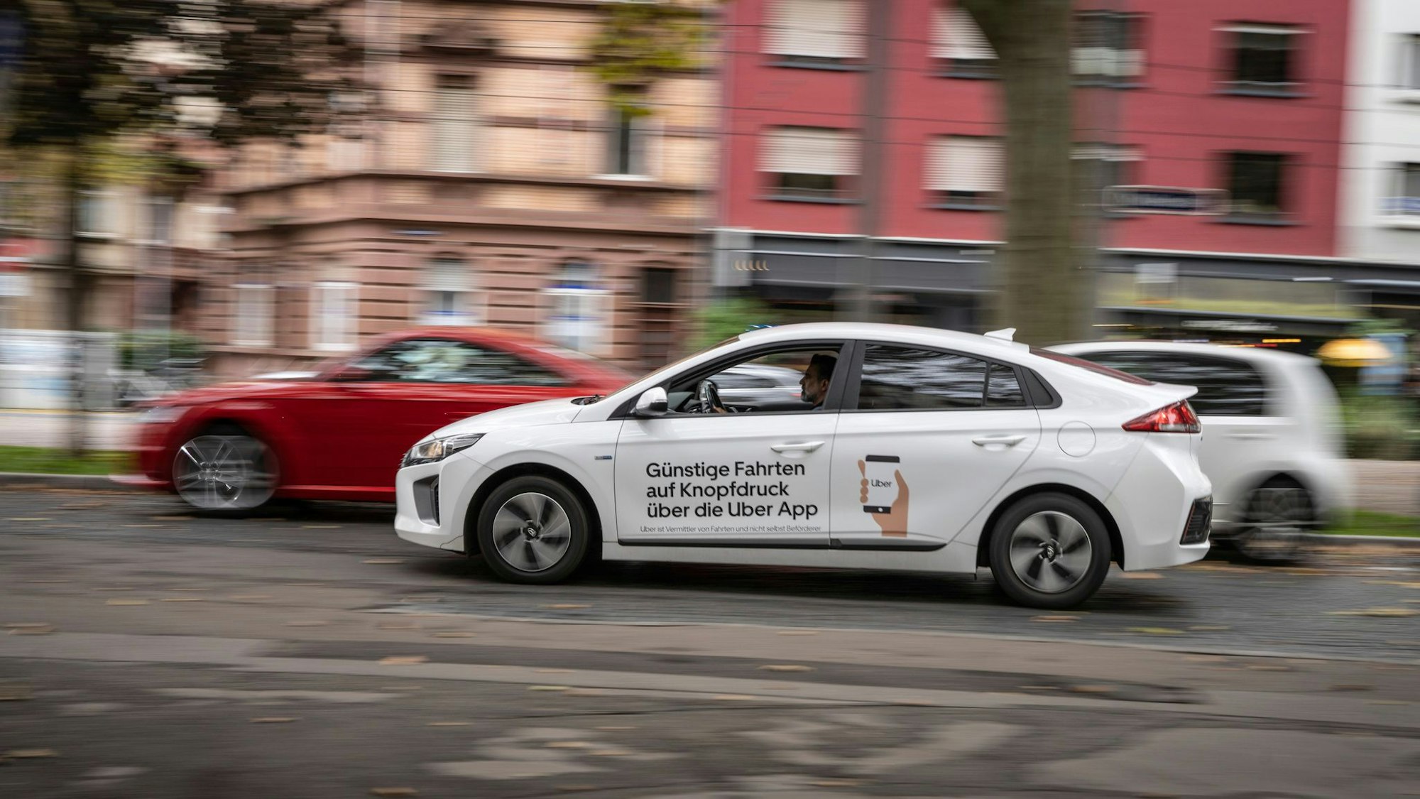Uber-Fahrzeug im Stadtverkehr