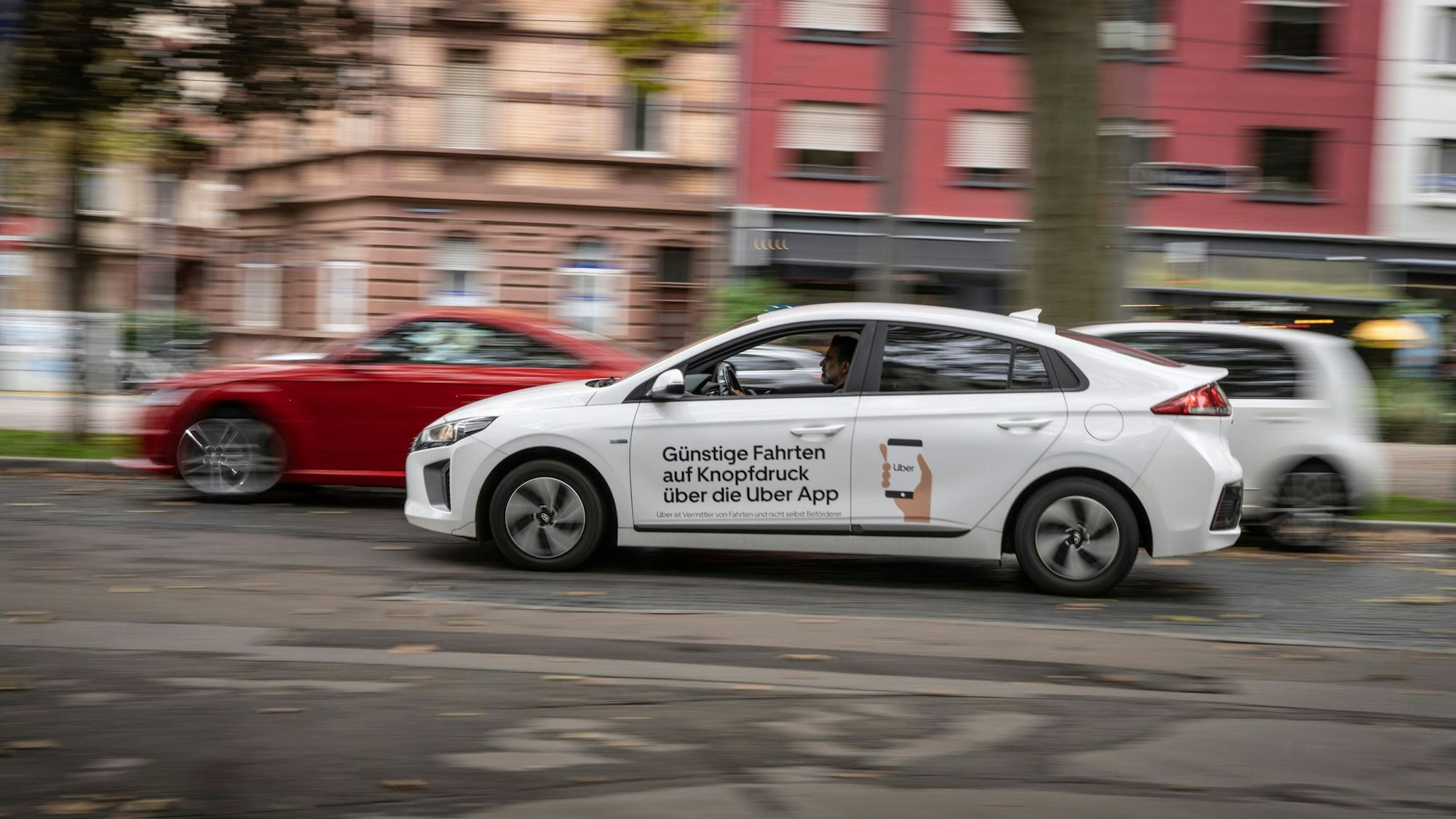 Ein Uber-Fahrzeug ist auf der Straße unterwegs.