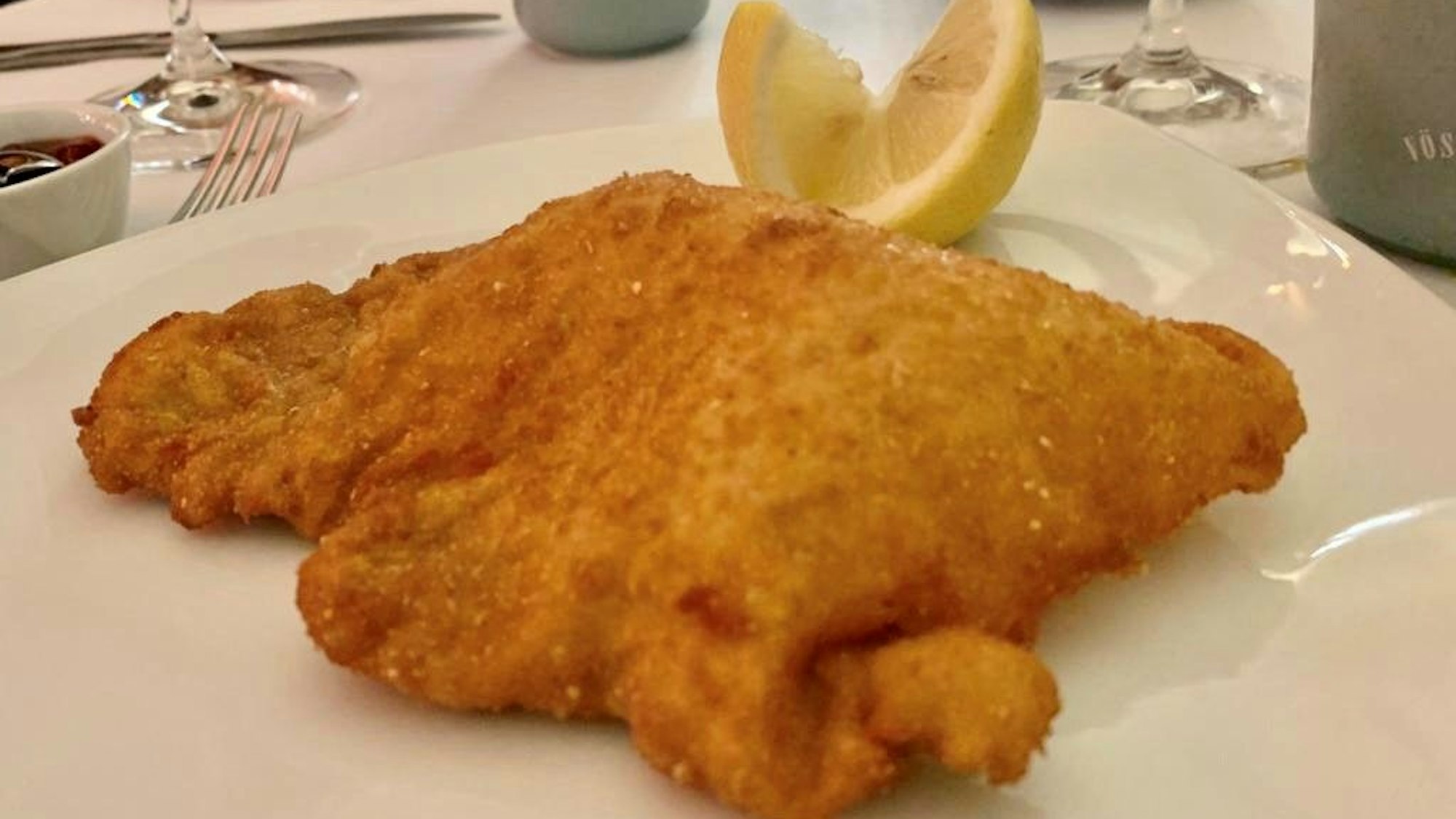 Ein Schnitzel liegt auf einem Teller