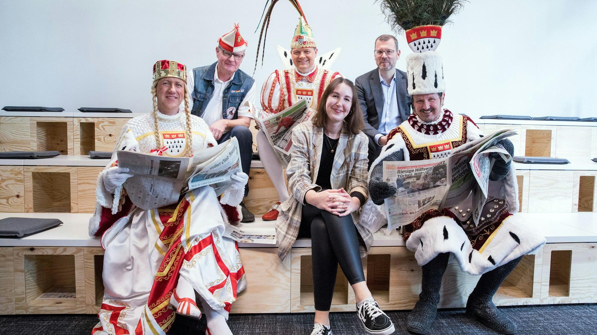 Das Kölner Dreigestirn besucht die Kölner Stadt-Anzeiger Medien mit den Redaktionen von Kölner Stadt-Anzeiger und Express.
Das designierte Kölner Dreigestirn der Session 2023: Prinz Boris I. (Boris Müller), Bauer Marco (Marco Schneefeld) und Jungfrau Agrippina (André Fahnenbruck).