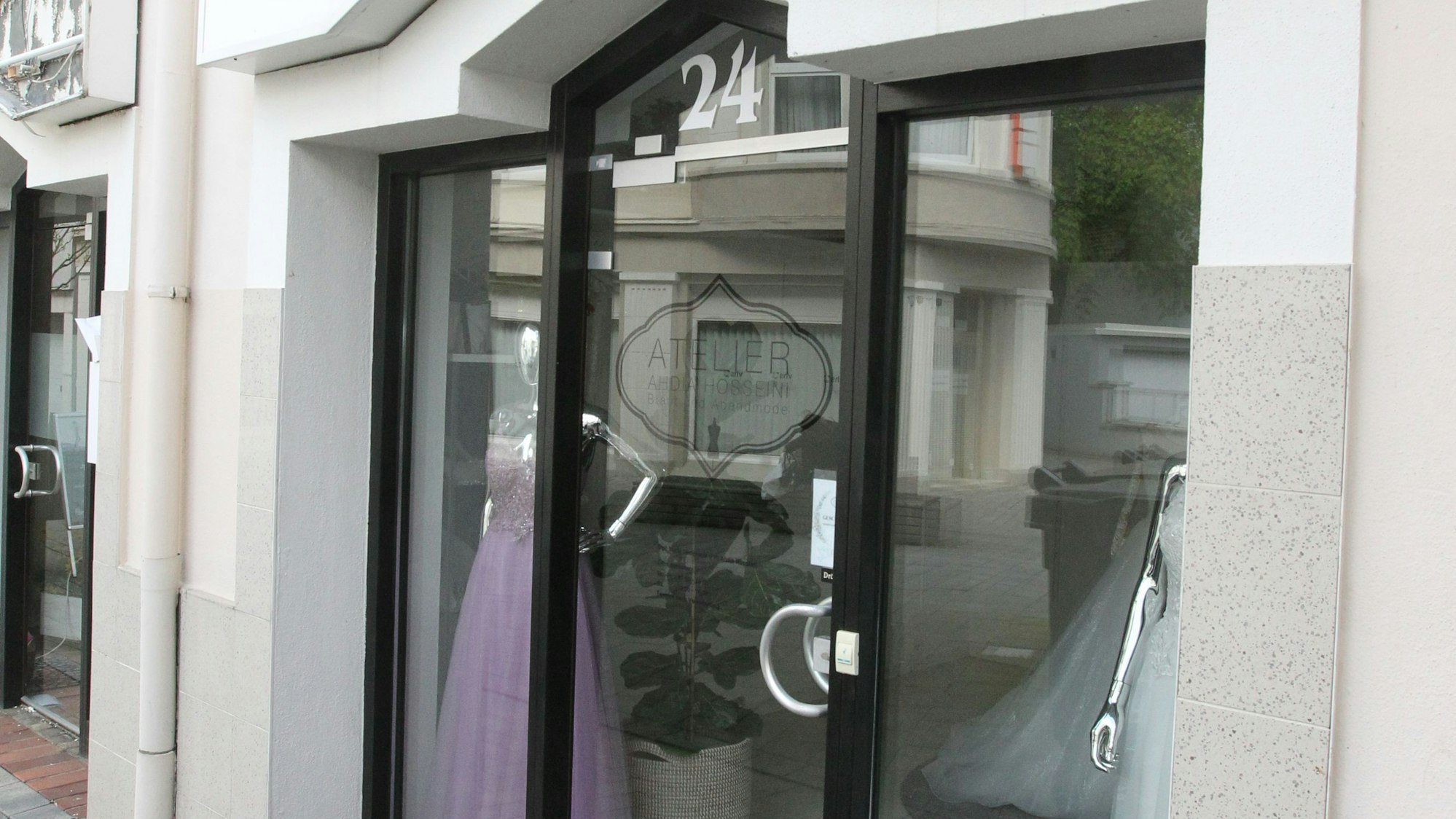 Die Eingangstür zum Brautmoden-Laden.