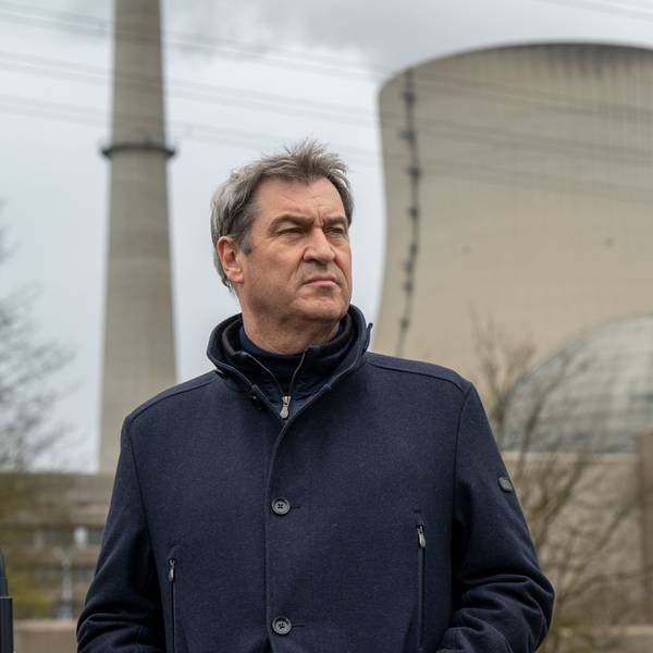 Markus Söder (CSU), Ministerpräsident von Bayern, nimmt nach seinem Besuch des Kernkraftwerks Isar 2 an einer Pressekonferenz vor der Anlage teil. Dass die Ära der Kernenergie in Deutschland vorerst beendet ist, will er nicht akzeptieren.