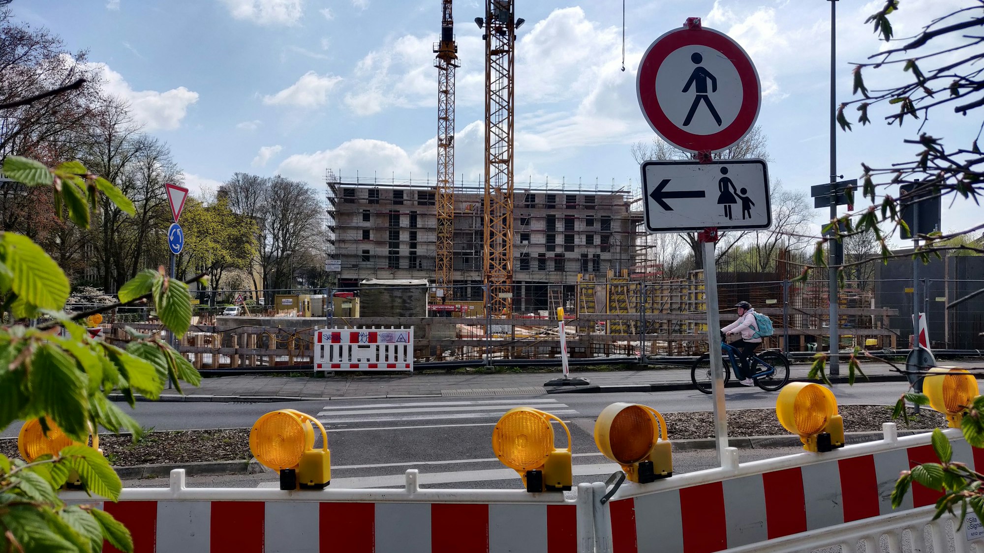 Gitter versperren den Fußgängerüberweg auf der Brückenstraße in Höhe der Großbaustelle am Wupperufer.