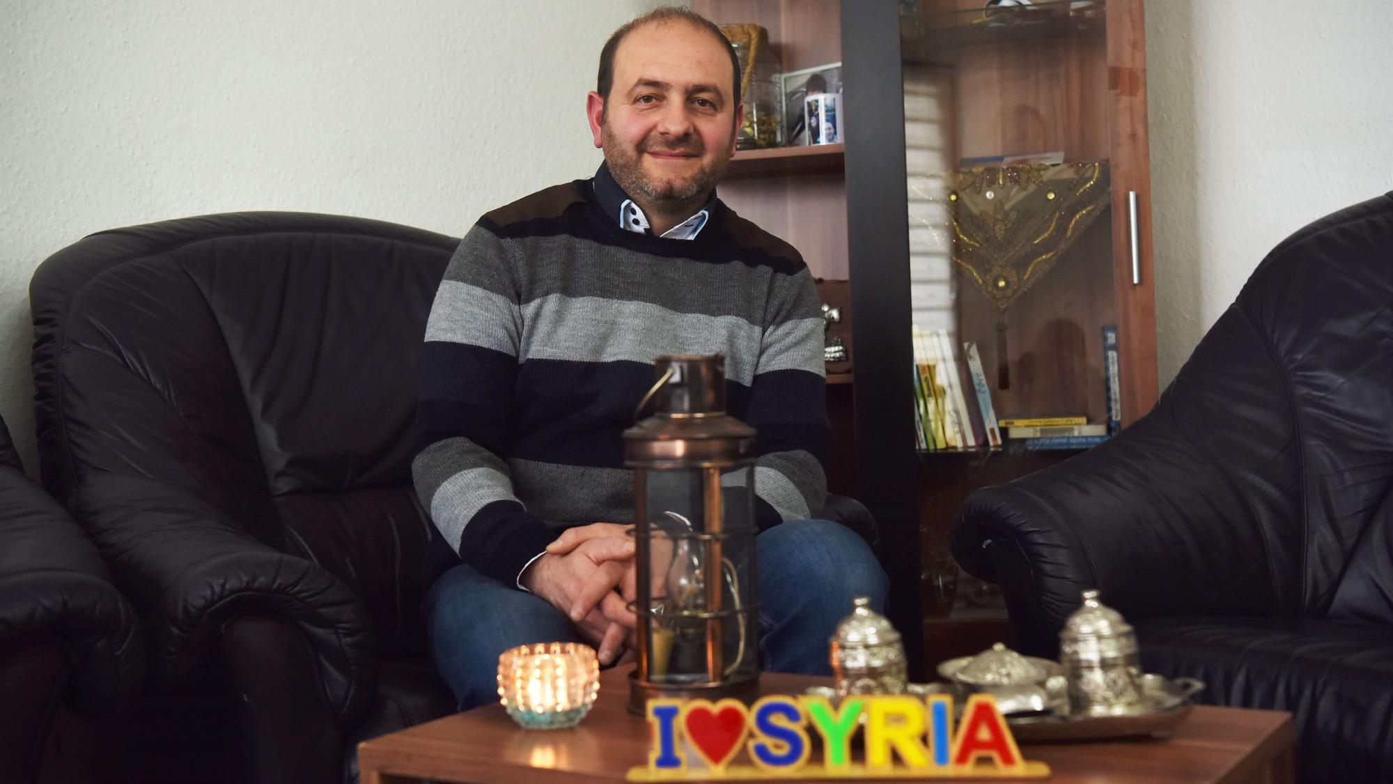 Walid Kazmouz in seiner Wohnung in Kall.