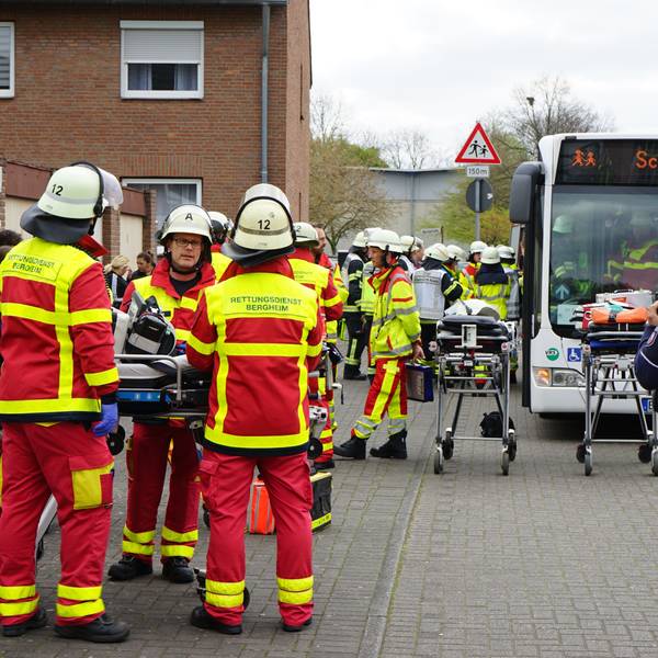Das Bild zeigt Einsatzkräfte vom Rettungsdienst vor dem Schwimmbad.