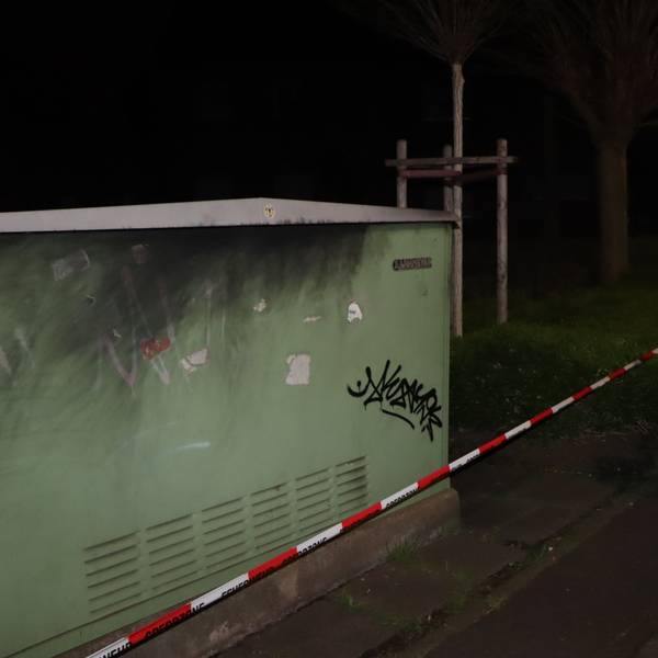 Mit Absperrband sicherte die Feuerwehr den Trafo in der Schnellermaarstraße.