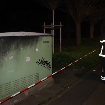 Mit Absperrband sicherte die Feuerwehr den Trafo in der Schnellermaarstraße.
