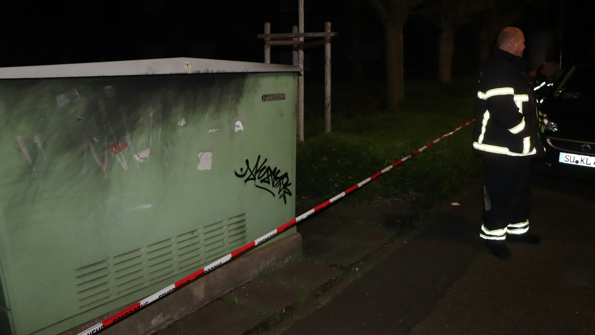 Mit Absperrband sicherte die Feuerwehr den Trafo in der Schnellermaarstraße.