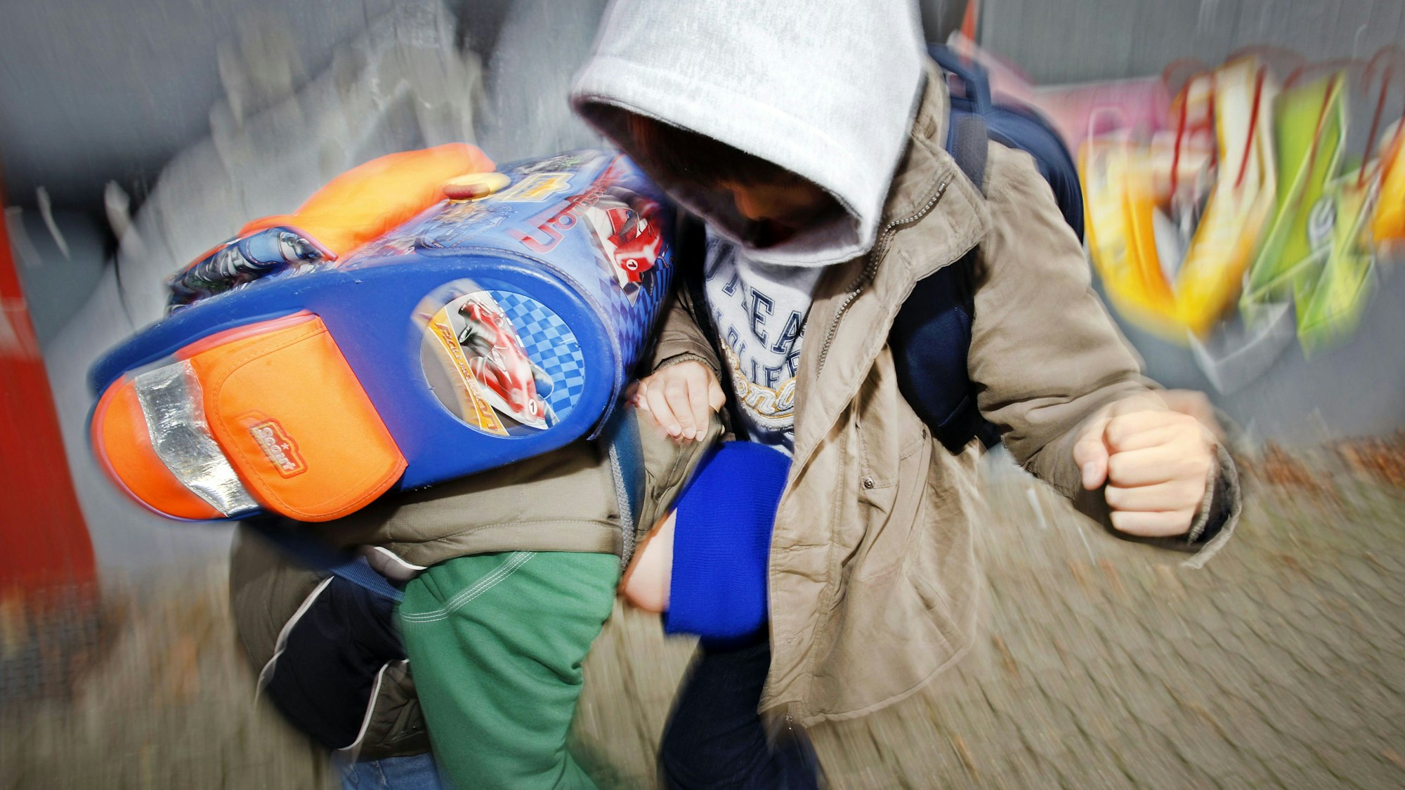 ILLUSTRATION - Zwei Schüler prügeln sich auf dem Schulhof.