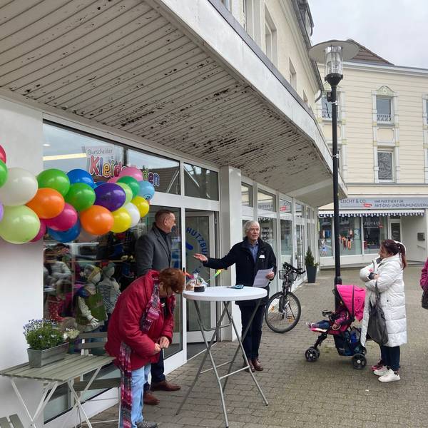 Johannes Schrage, Kinderschutzbund, spricht zur Eröffnung des Kleiderladens im Zentrum von Burscheid, neben ihm Bürgermeister Dirk Runge.