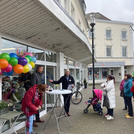Johannes Schrage, Kinderschutzbund, spricht zur Eröffnung des Kleiderladens im Zentrum von Burscheid, neben ihm Bürgermeister Dirk Runge.