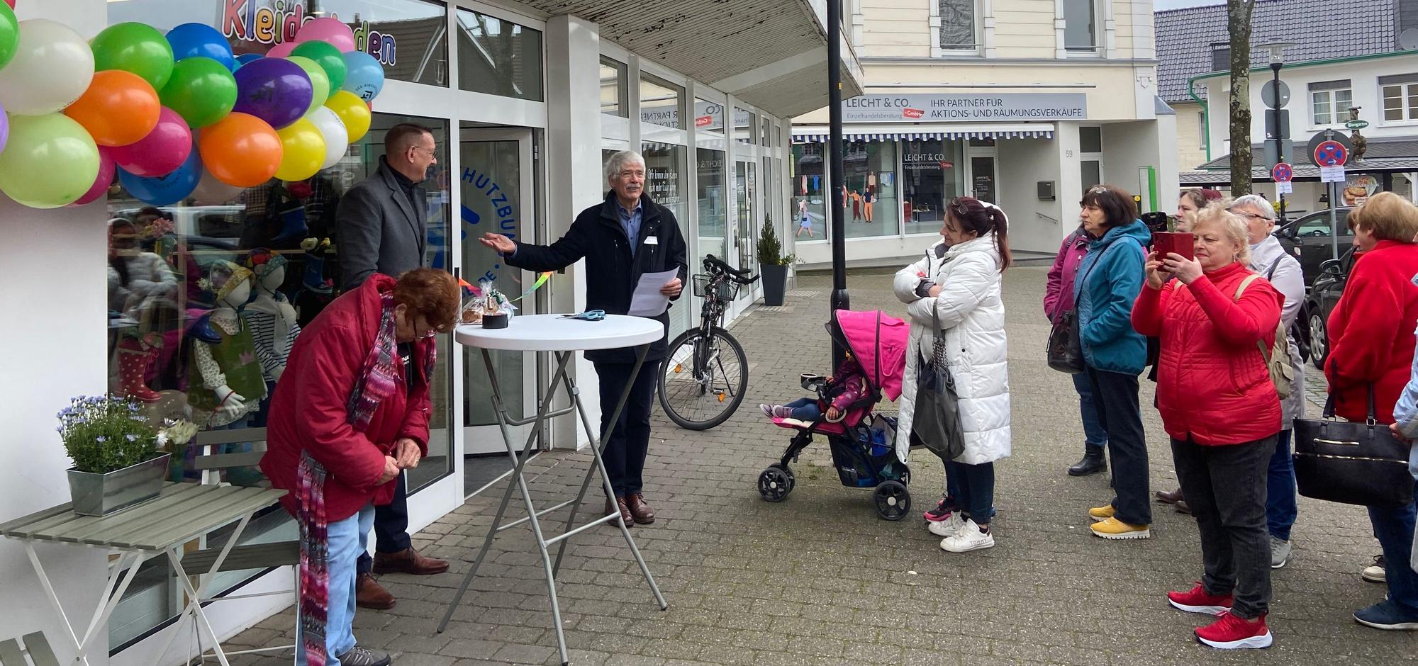 Johannes Schrage, Kinderschutzbund, spricht zur Eröffnung des Kleiderladens im Zentrum von Burscheid, neben ihm Bürgermeister Dirk Runge.
